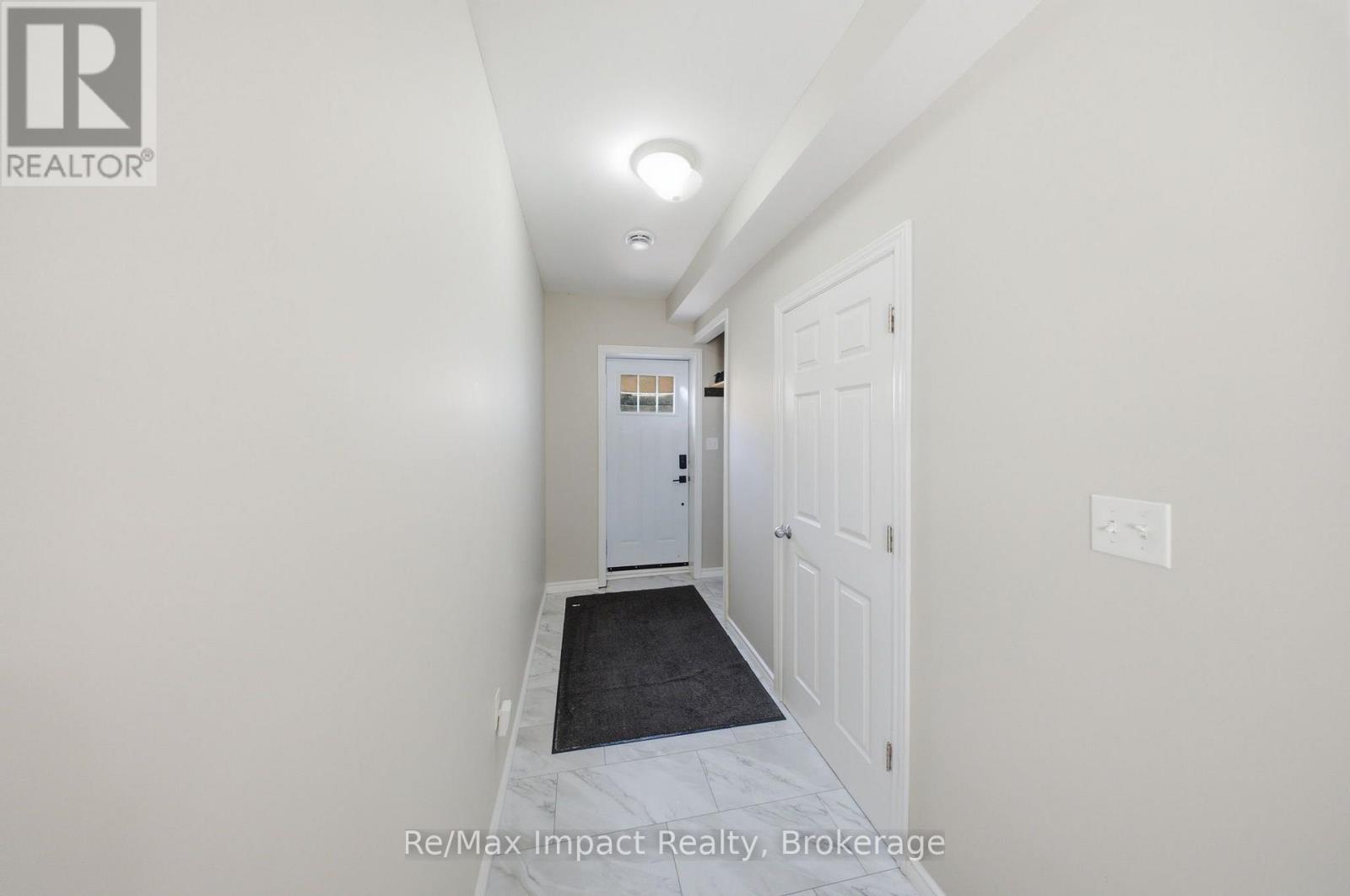 7 University Avenue E Property Photo 3
