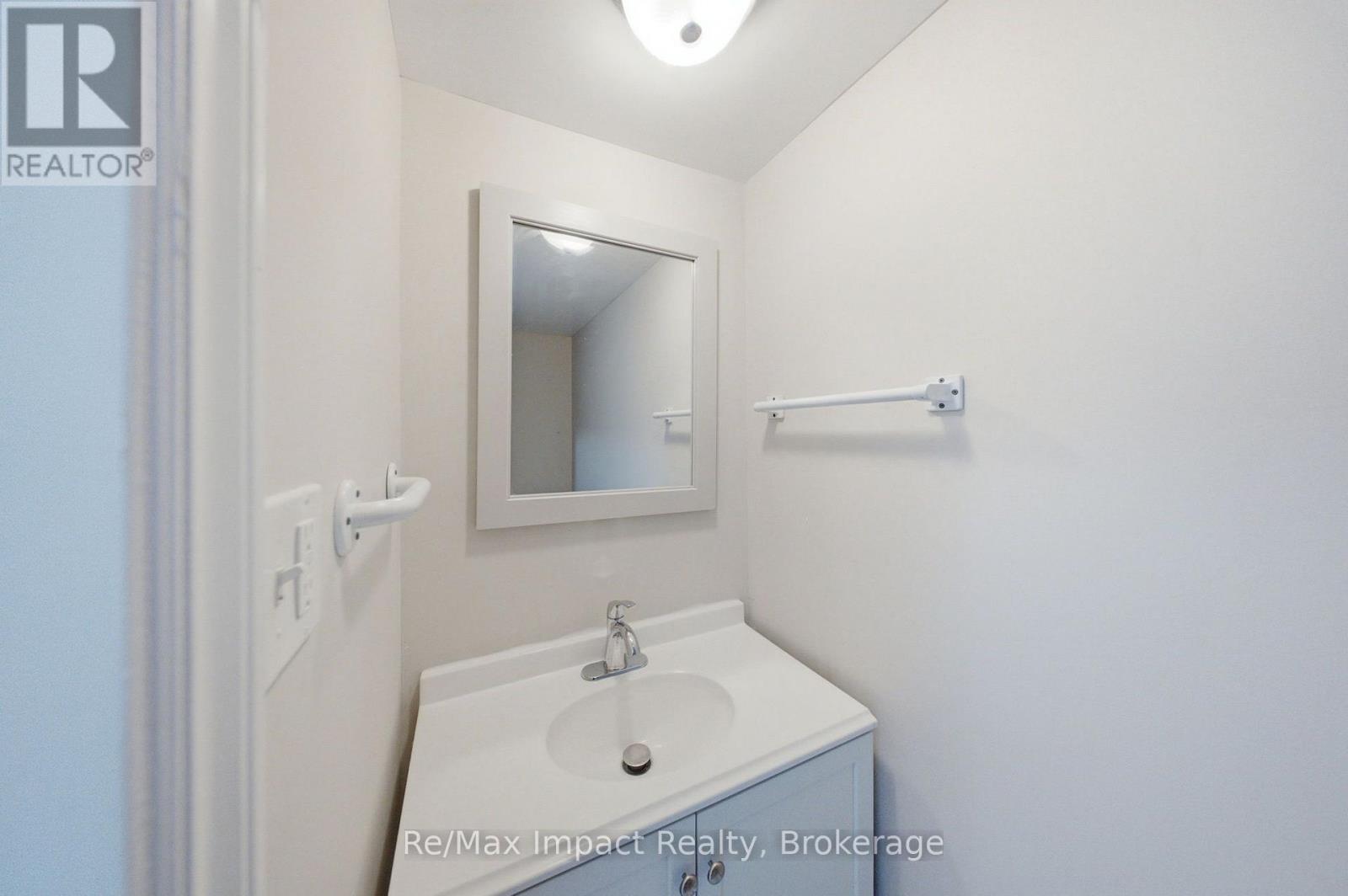 7 University Avenue E Property Photo 4
