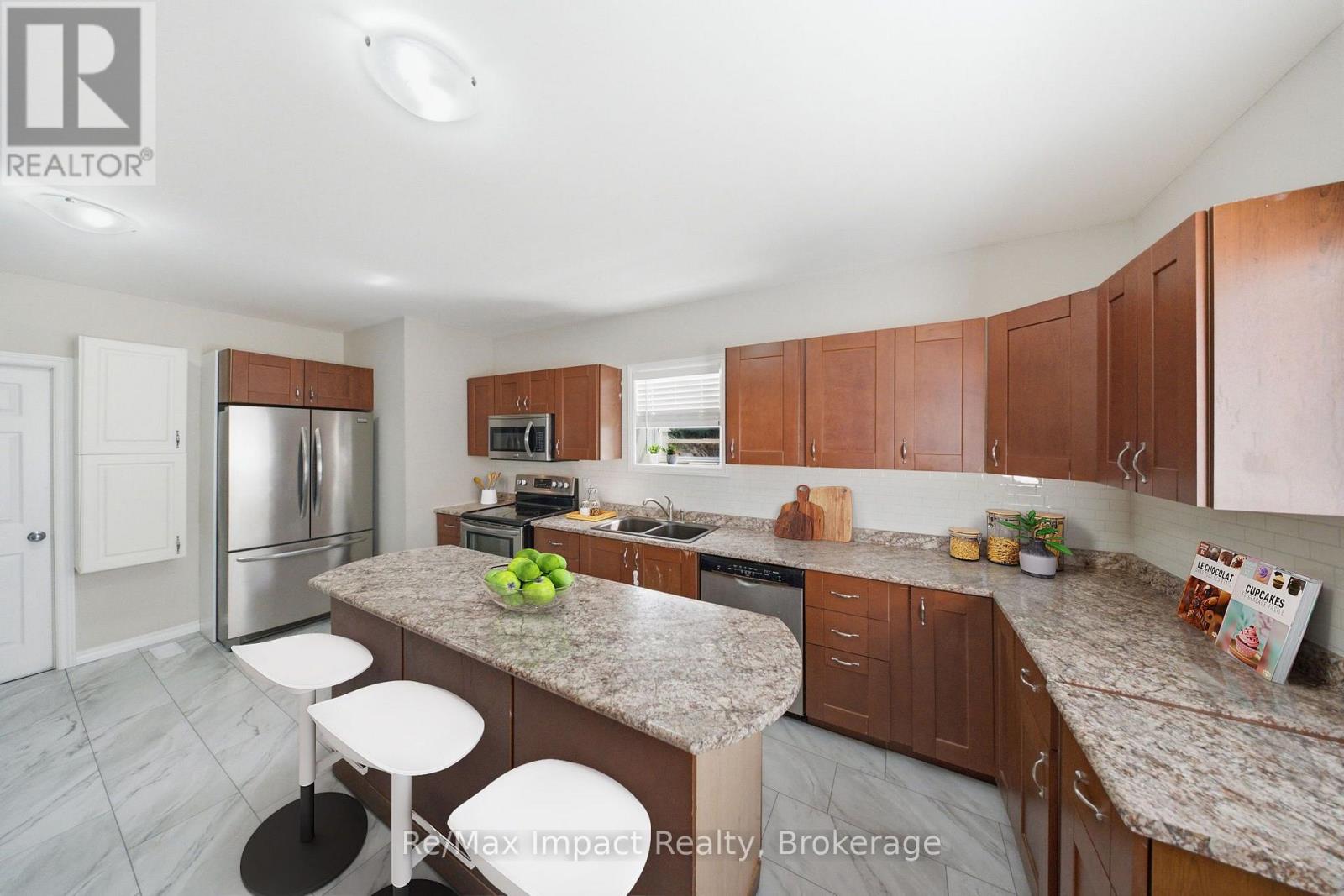 7 University Avenue E Property Photo 6
