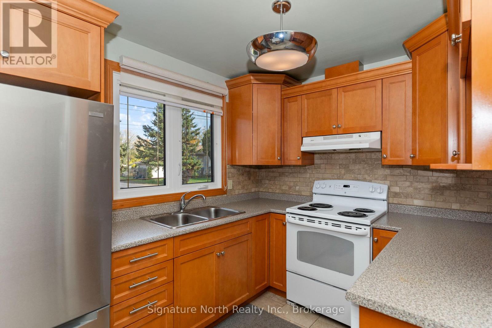 615 Hollylane Street Property Photo 10