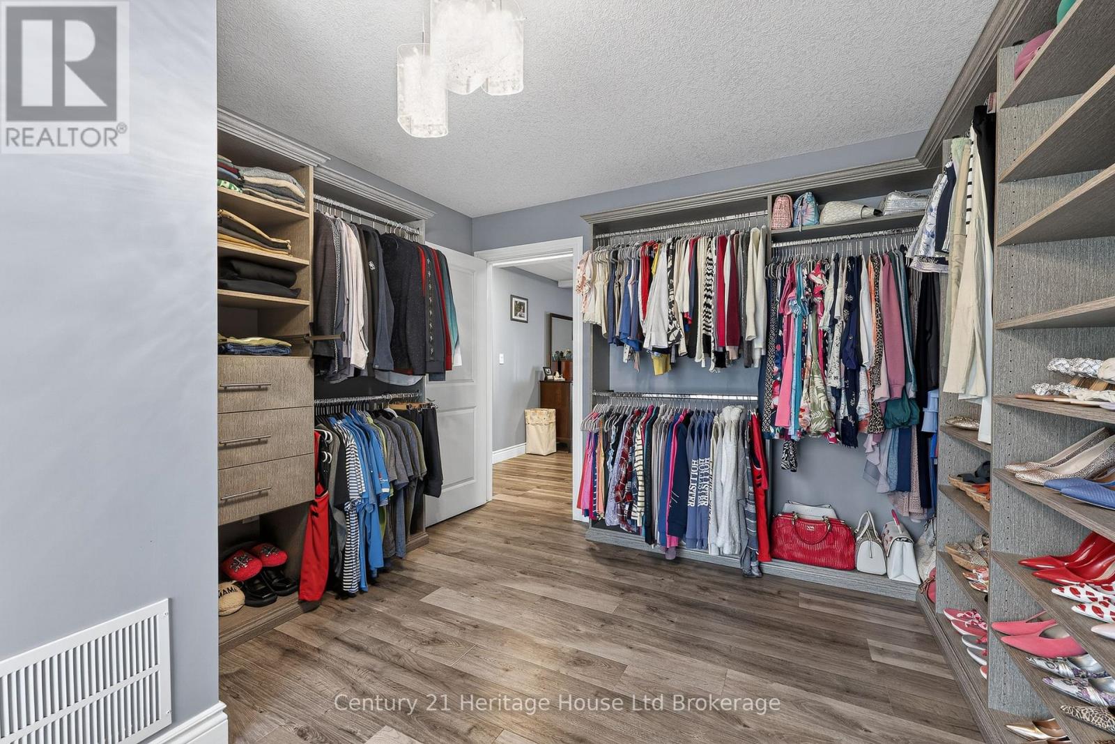 9 West Street N Property Photo 24