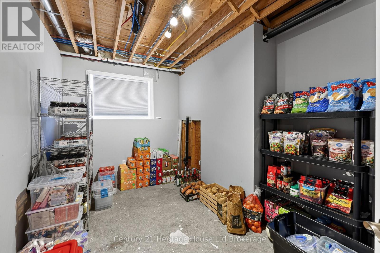 9 West Street N Property Photo 34