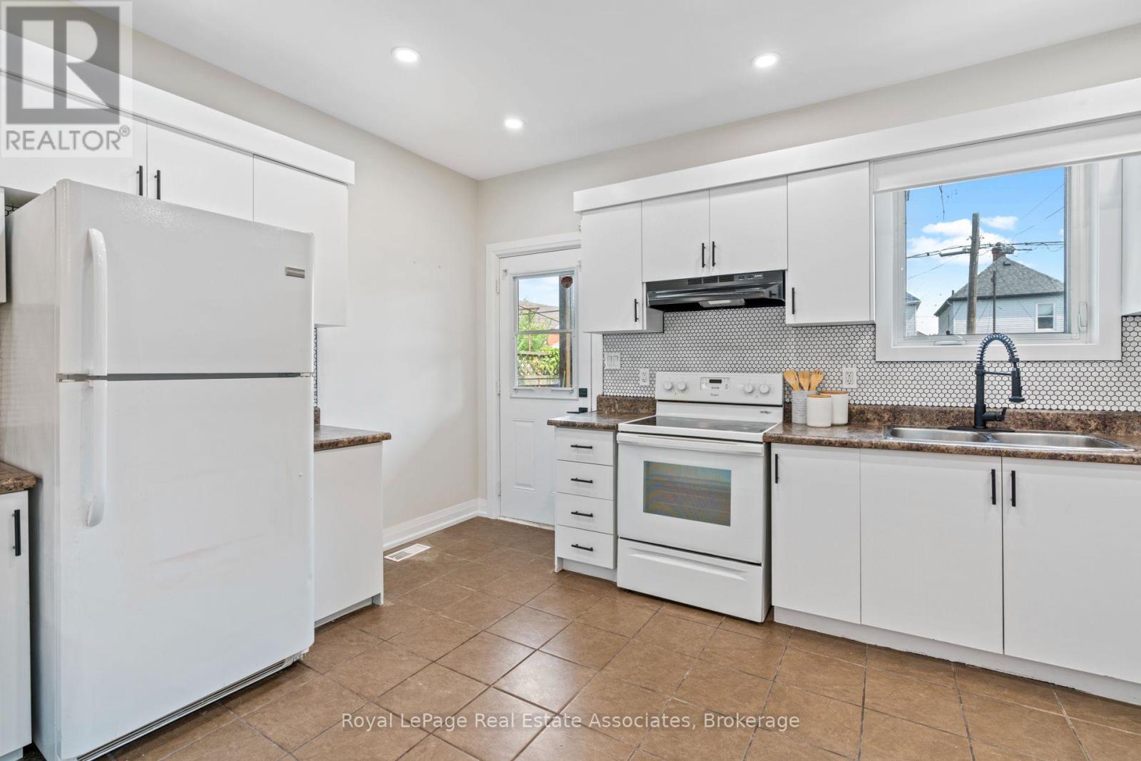 Upper - 23 Somerset Avenue Property Photo 8