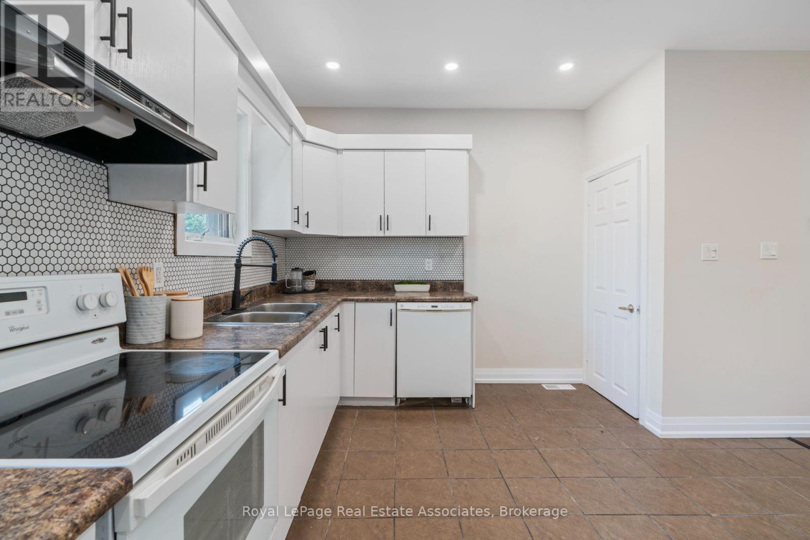 Upper - 23 Somerset Avenue Property Photo 10