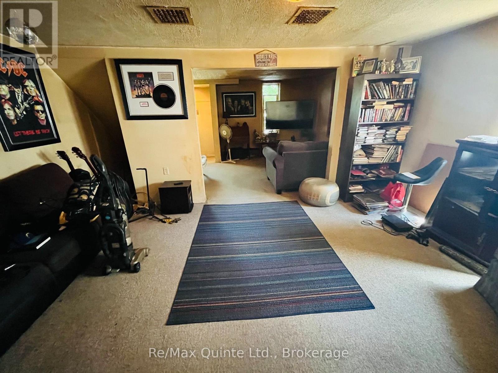 92 Foster Avenue S Property Photo 12