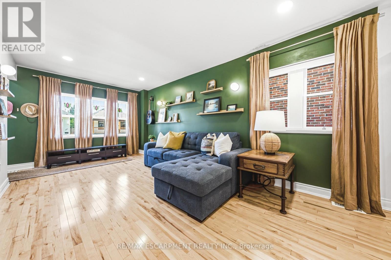 255 WEIR STREET N Property Photo 1