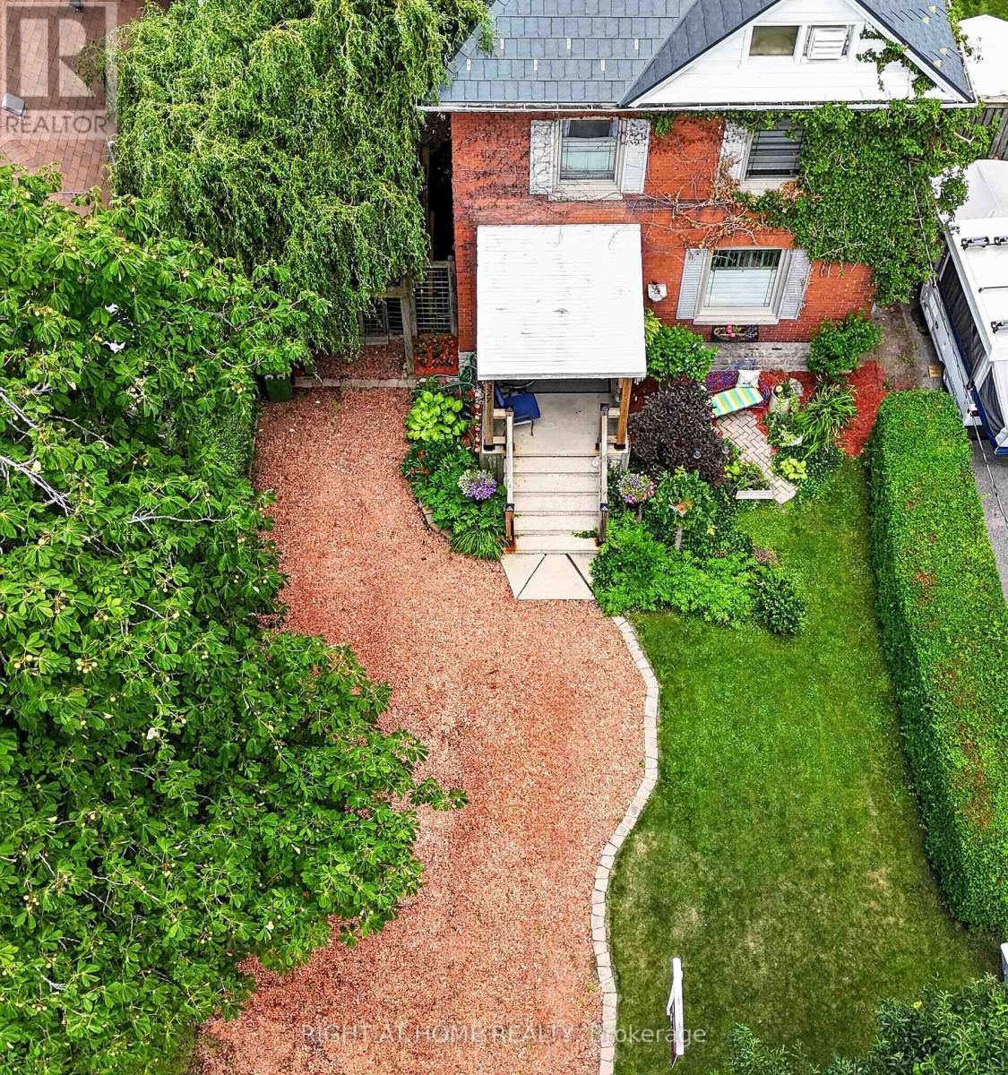 327 Wellington Street Property Photo 2