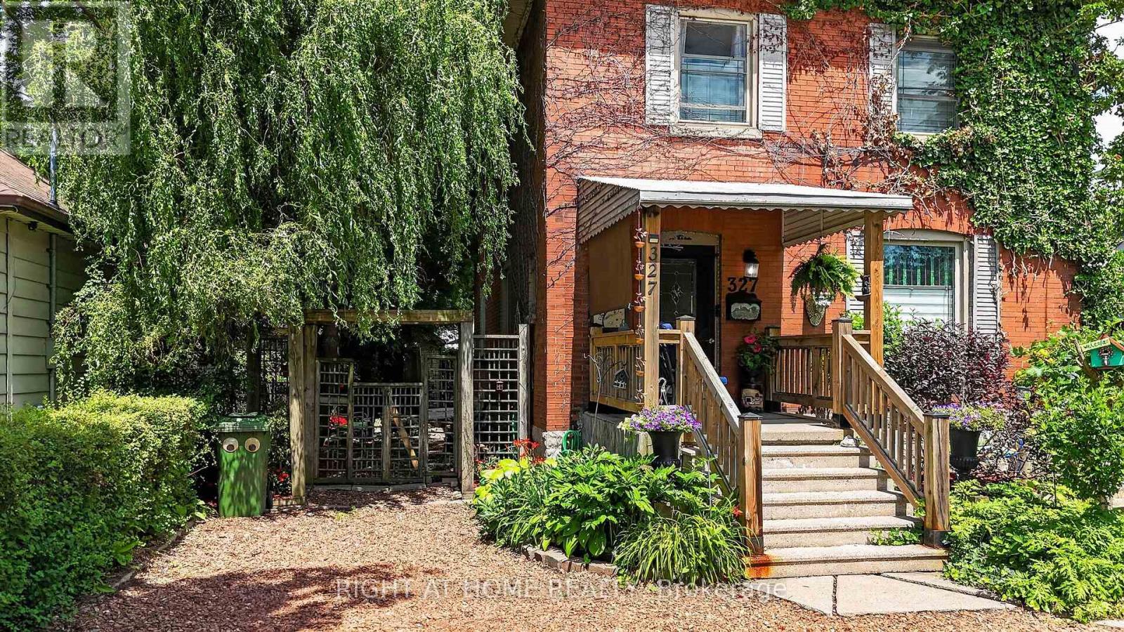 327 Wellington Street Property Photo 3