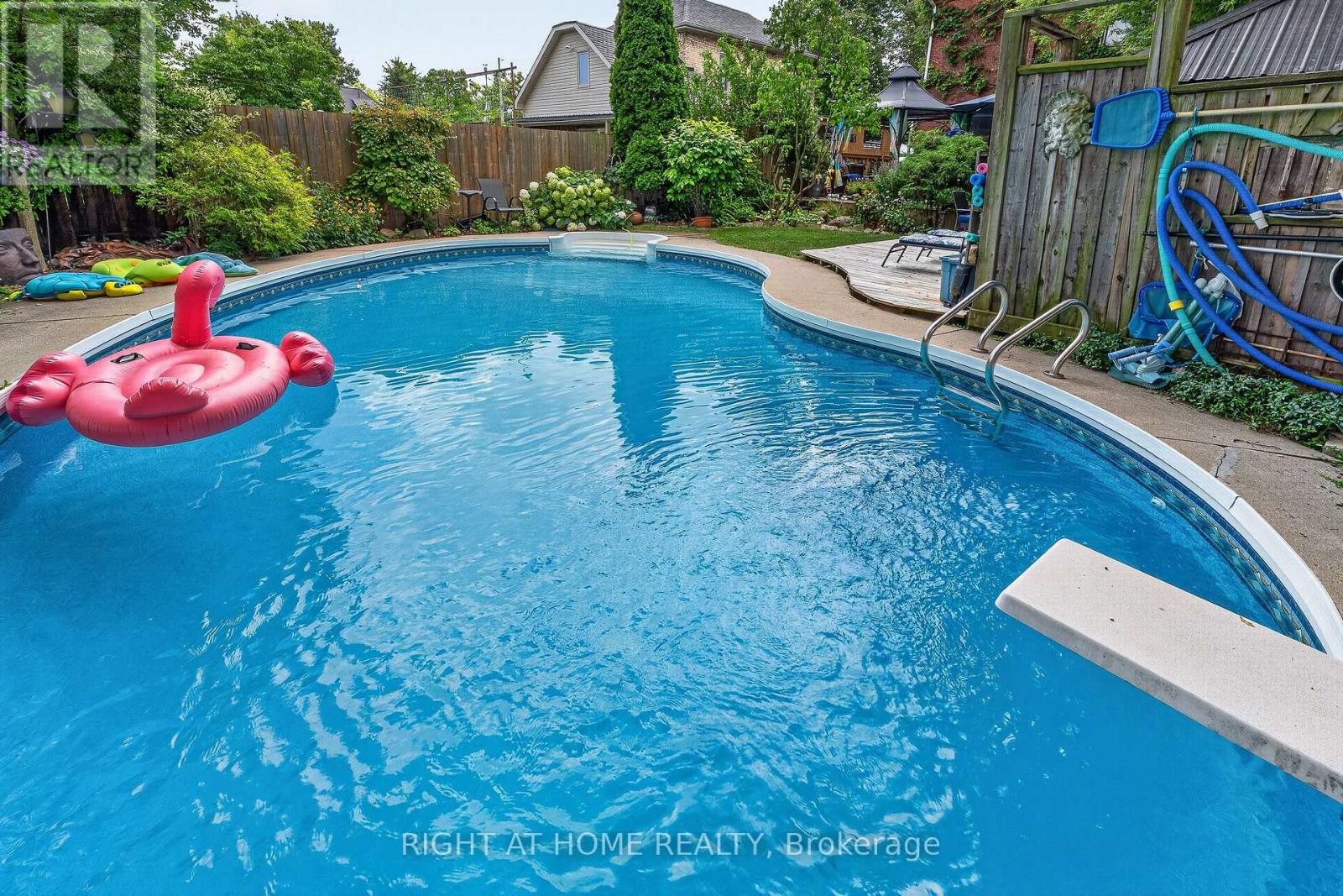 327 Wellington Street Property Photo 4