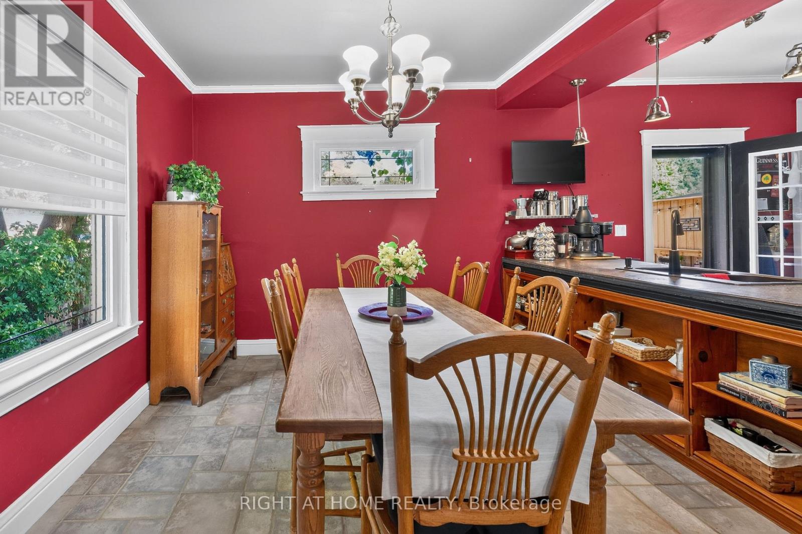 327 Wellington Street Property Photo 11