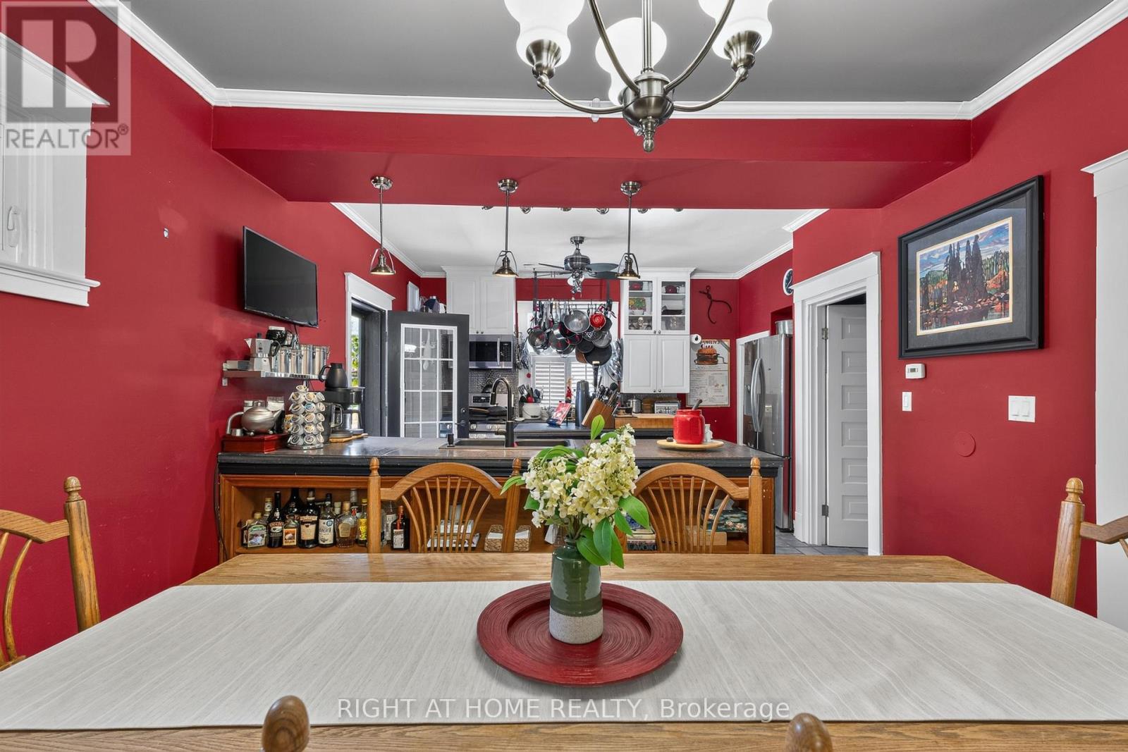 327 Wellington Street Property Photo 12
