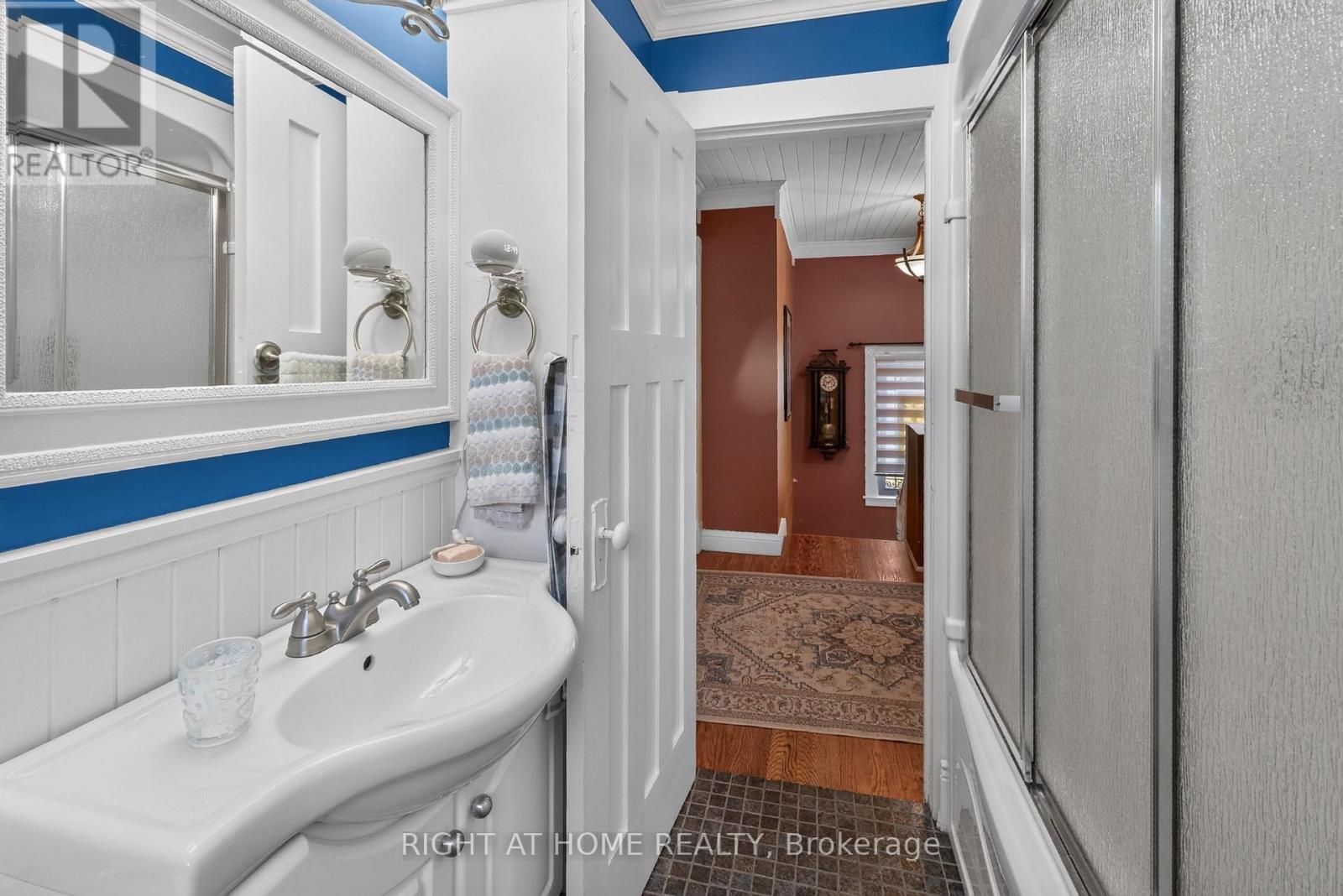 327 Wellington Street Property Photo 21