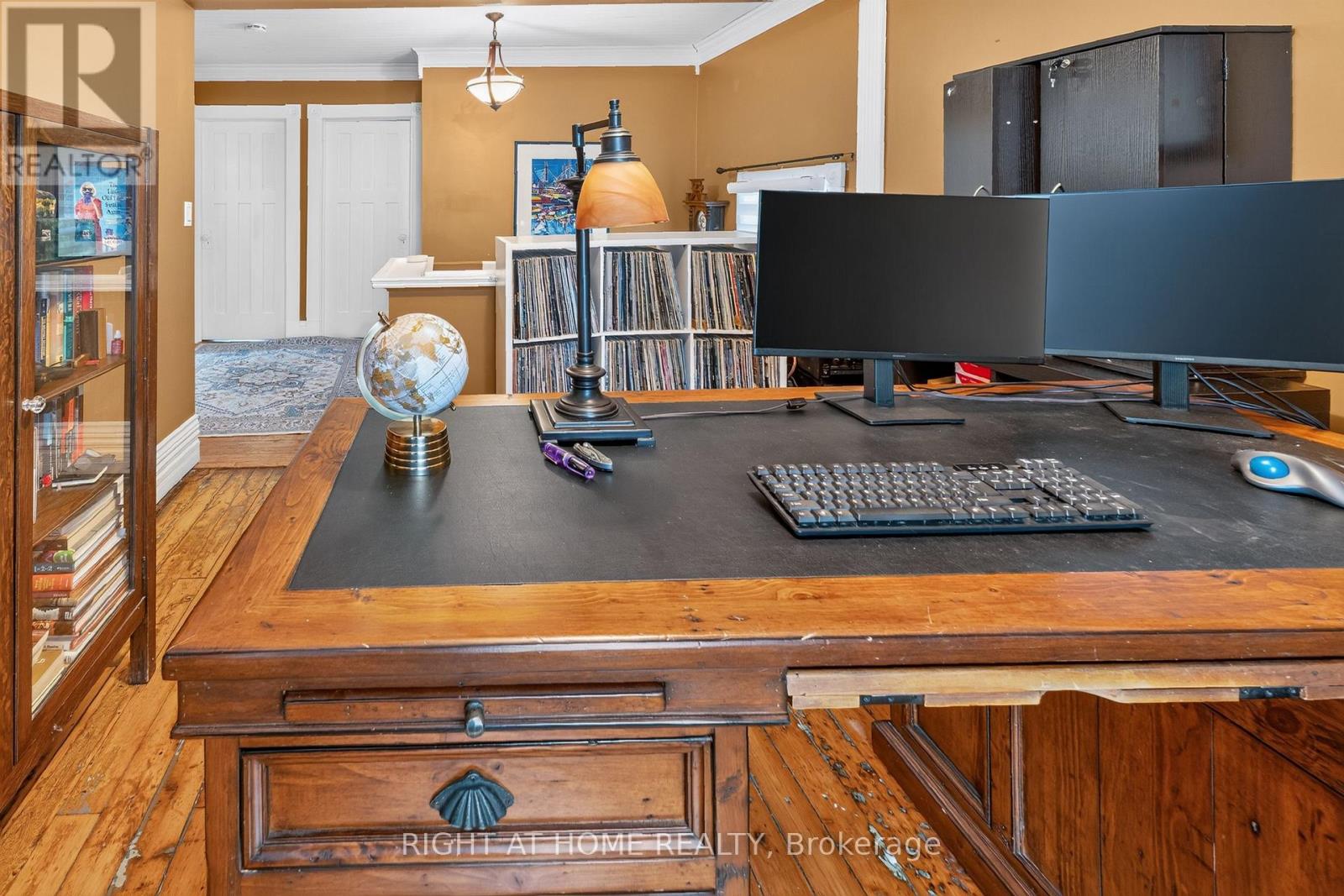 327 Wellington Street Property Photo 23