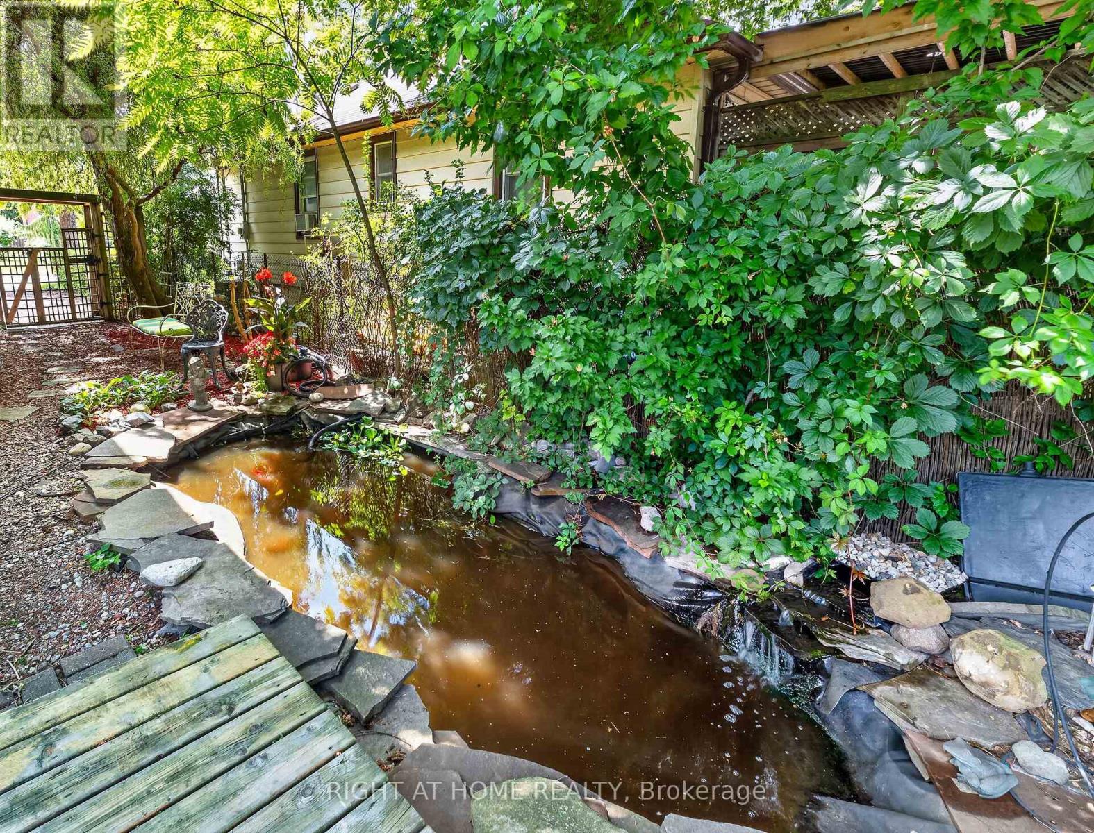 327 Wellington Street Property Photo 36
