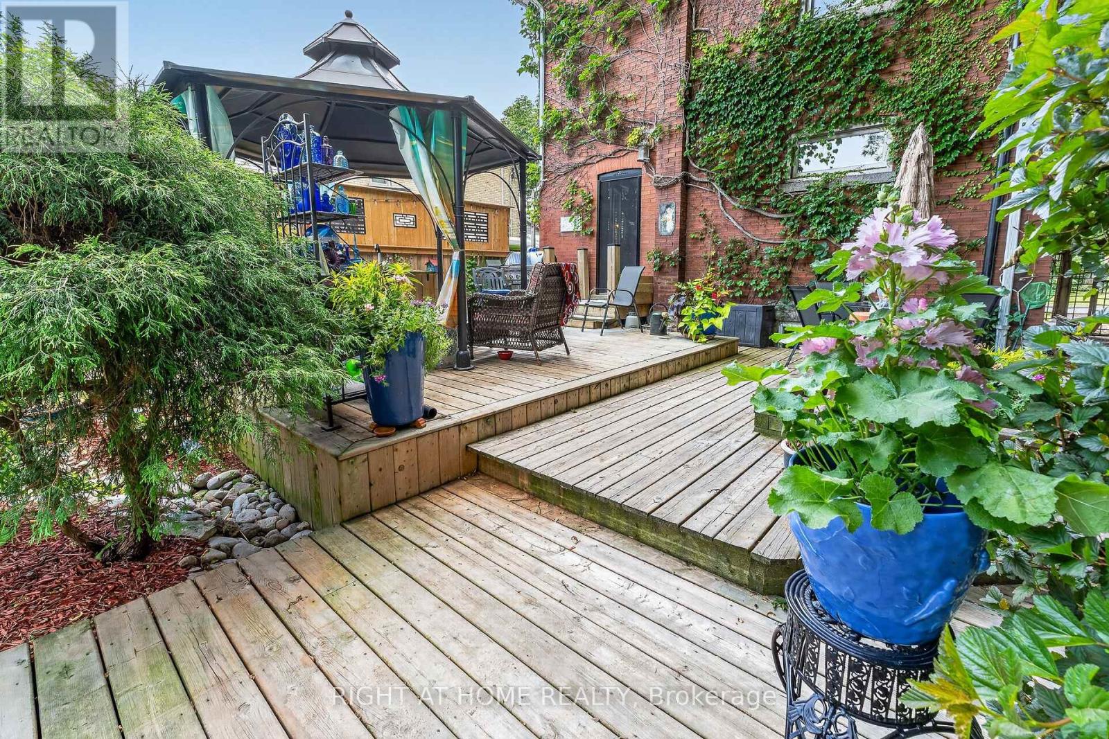 327 Wellington Street Property Photo 42