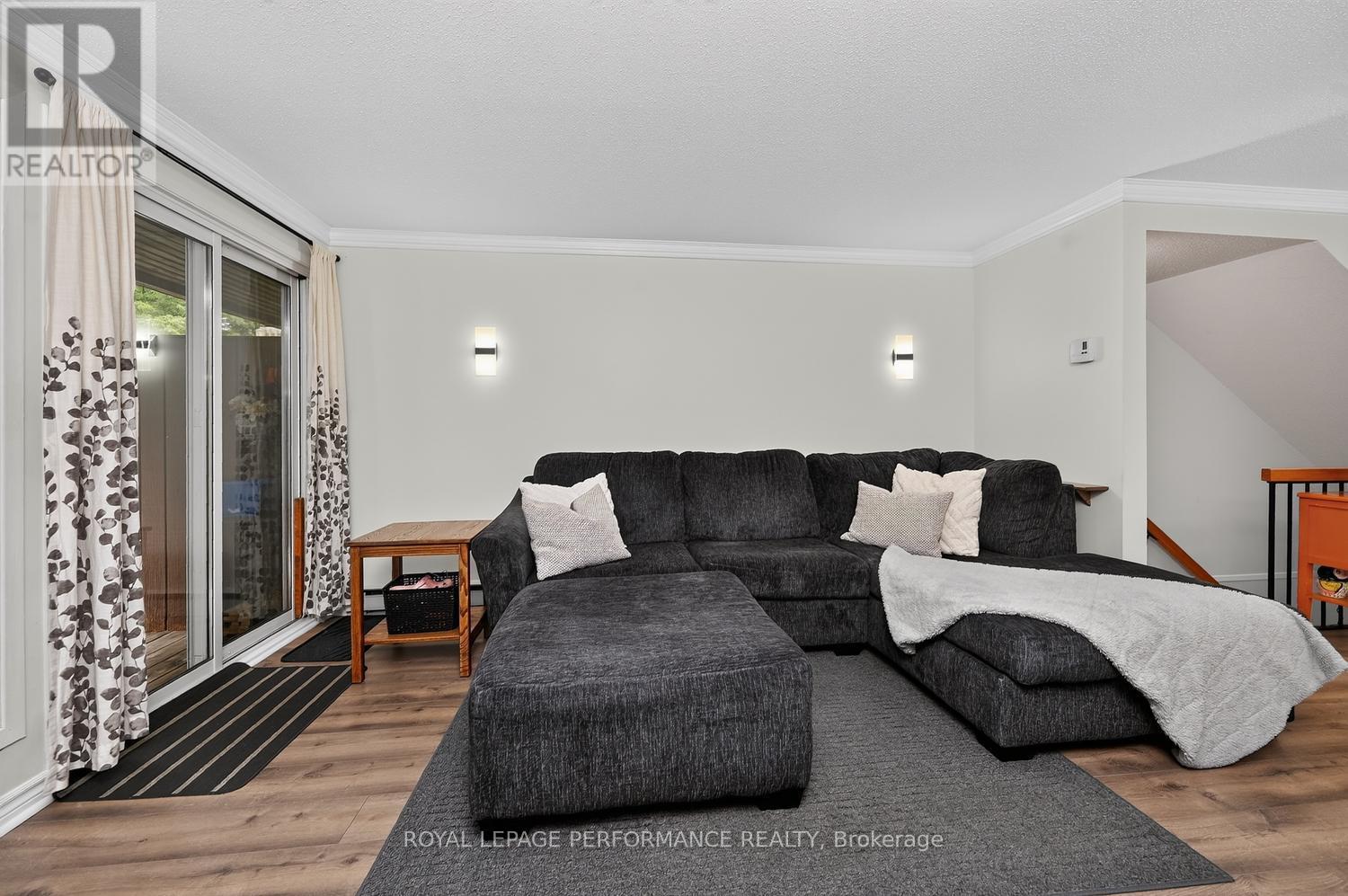 A - 6812 Jeanne D'arc Boulevard N Property Photo 7