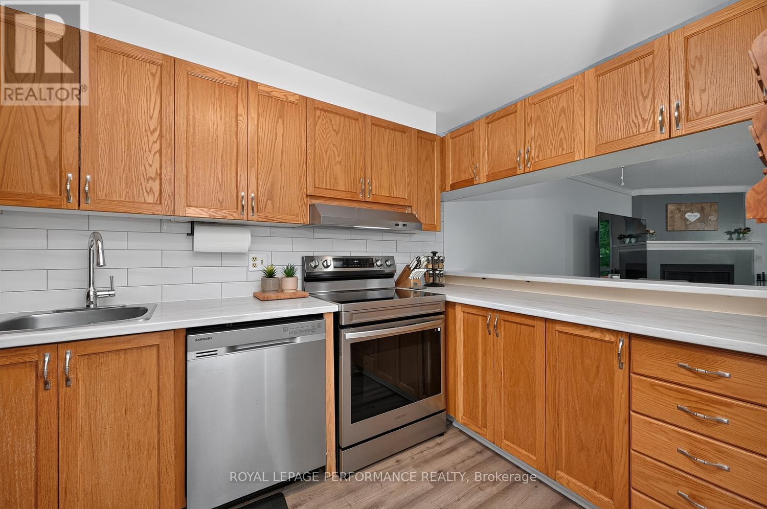 A - 6812 Jeanne D'arc Boulevard N Property Photo 14
