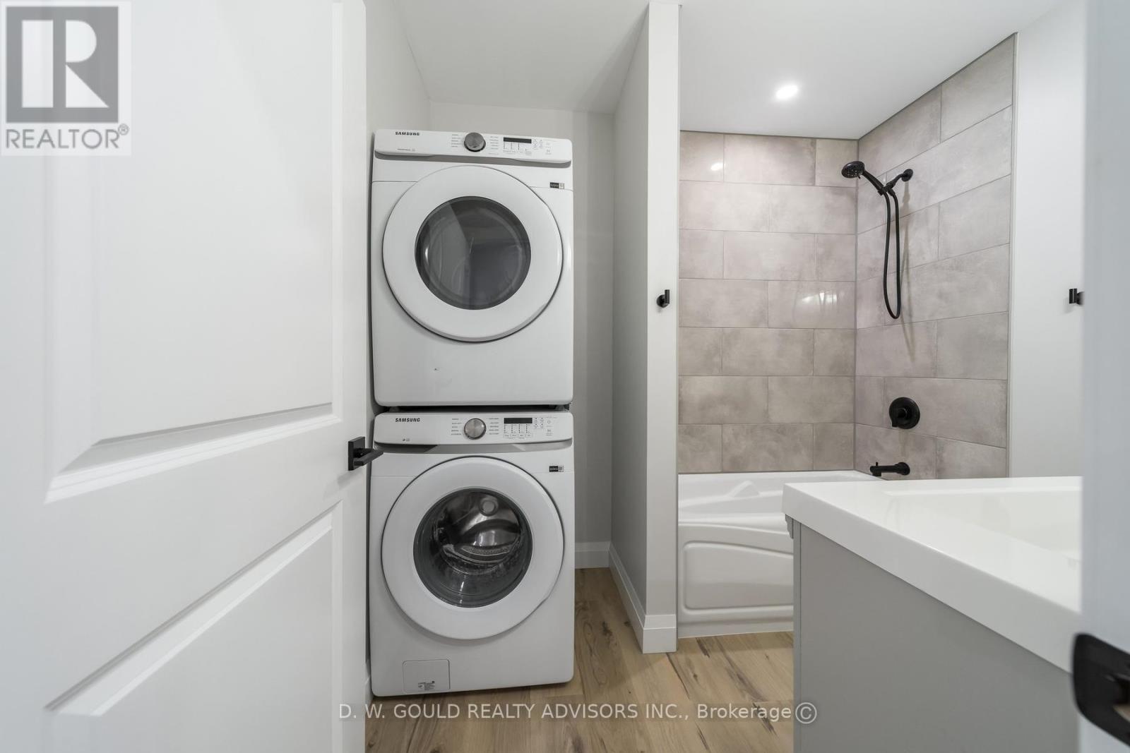 330 William Street Property Photo 41