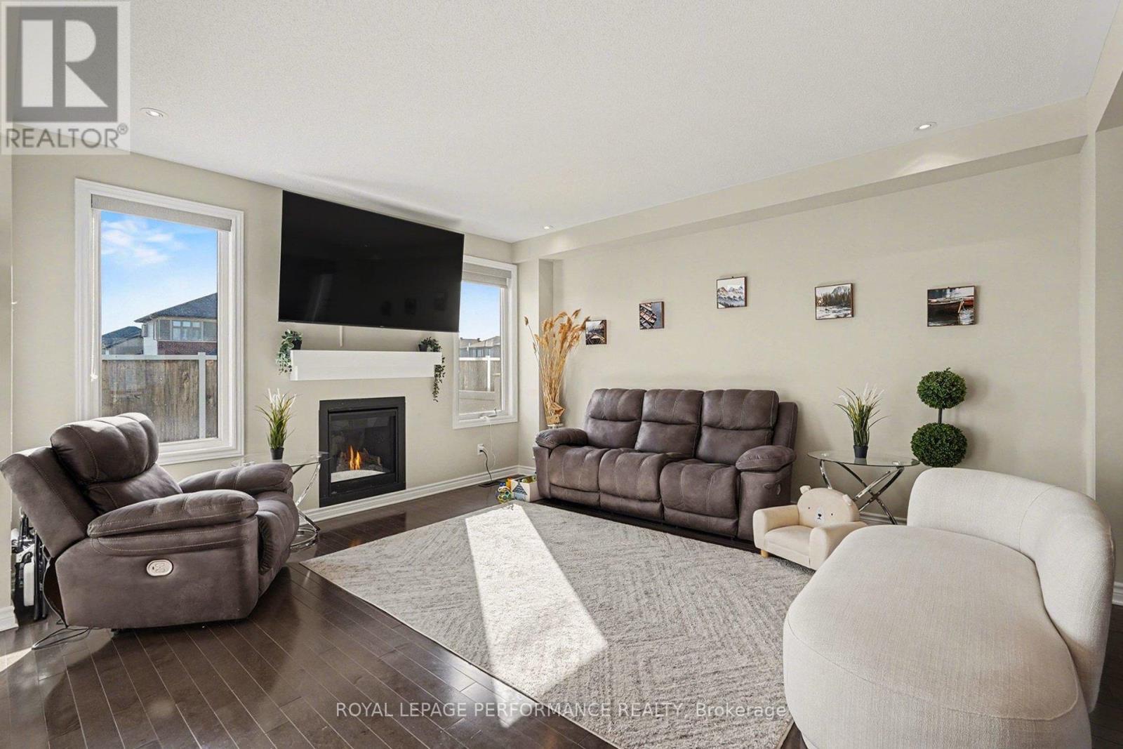 504 Yellow Birch Street Property Photo 2