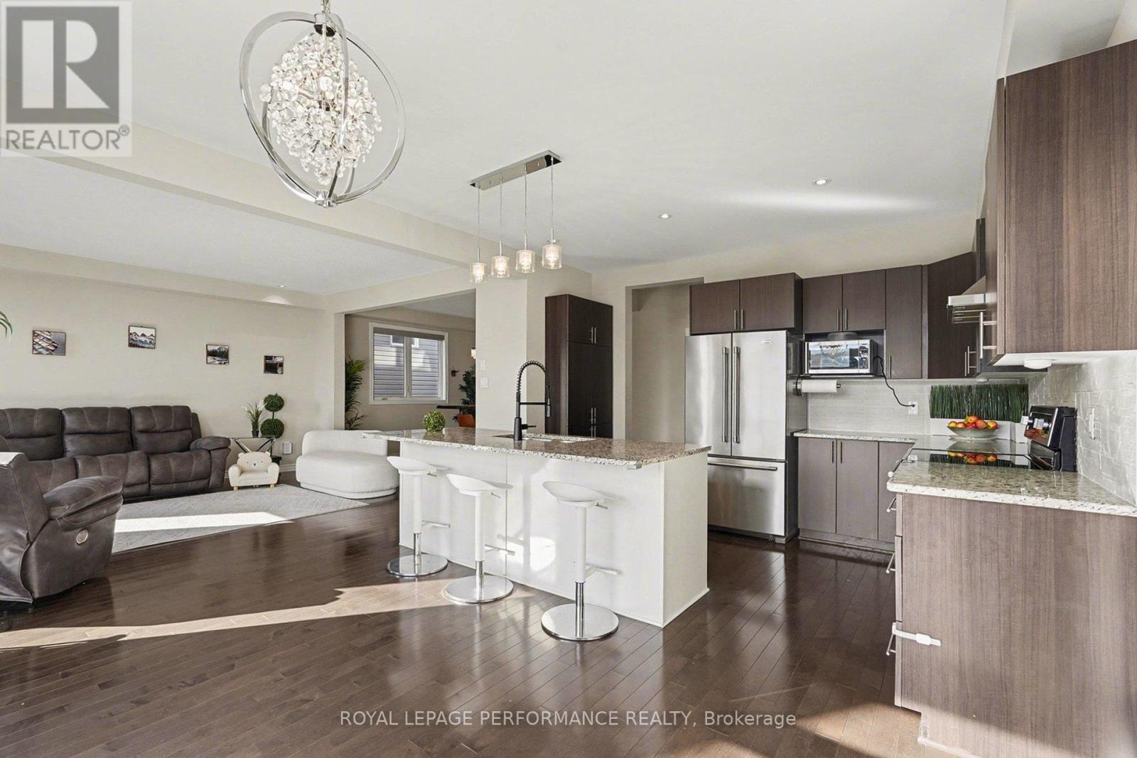 504 Yellow Birch Street Property Photo 8