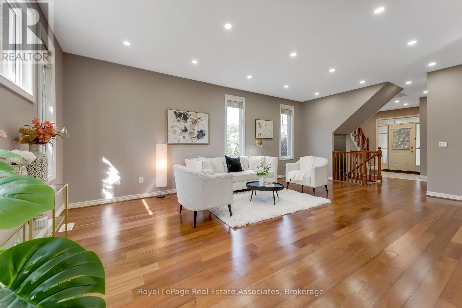 406 Sandy Cove Crescent Property Photo 3