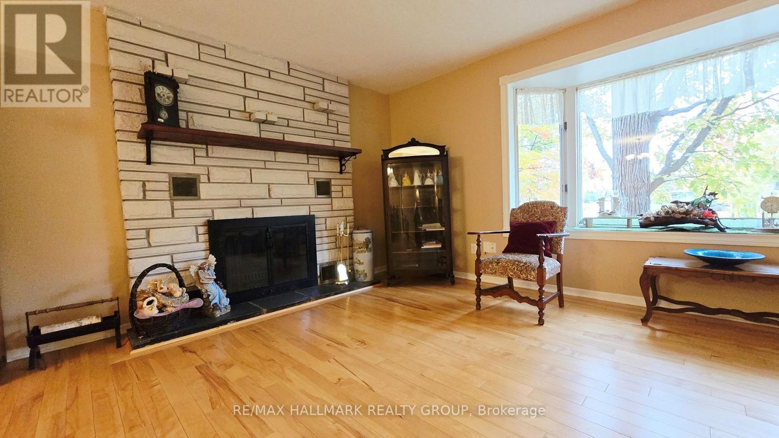 860 Munro Drive Property Photo 5