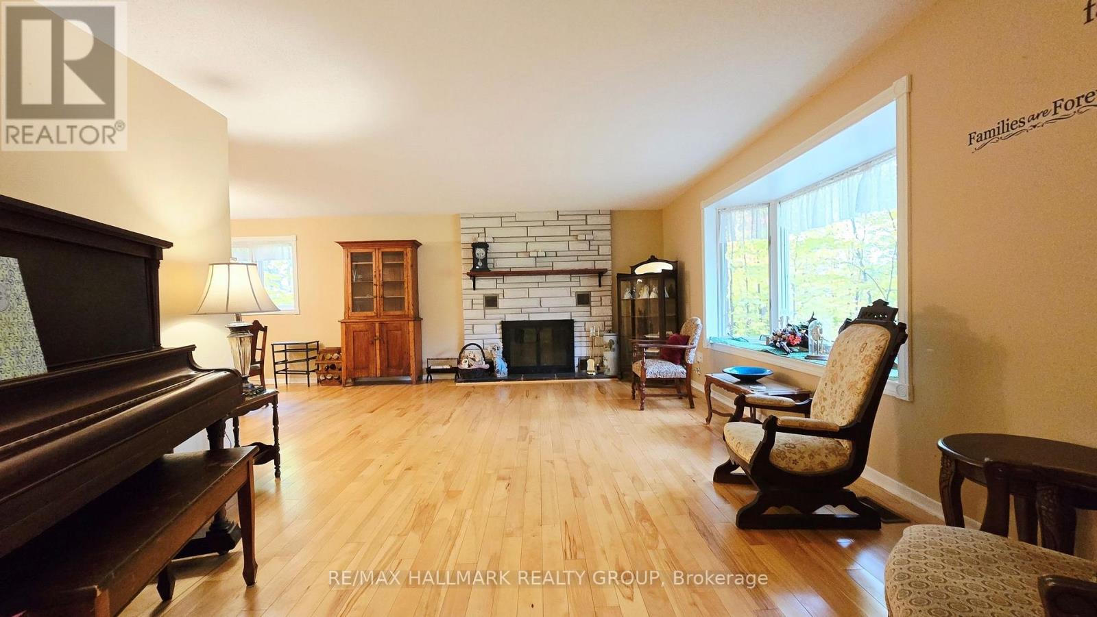 860 Munro Drive Property Photo 6