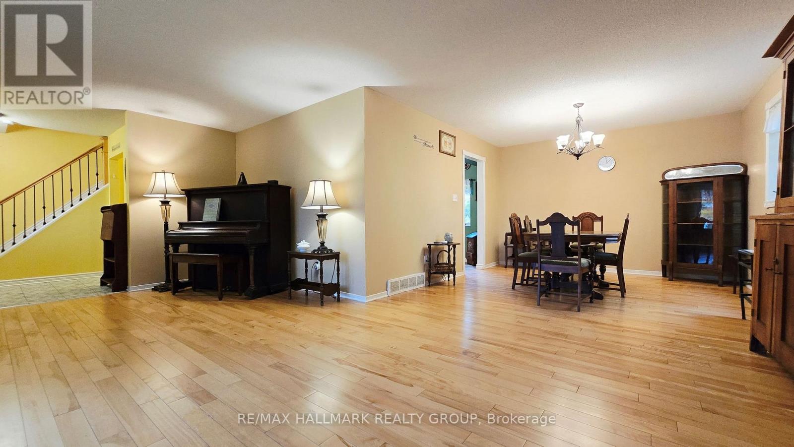 860 Munro Drive Property Photo 8