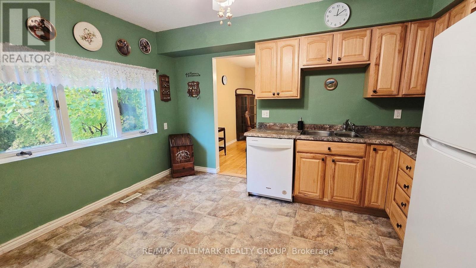 860 Munro Drive Property Photo 10