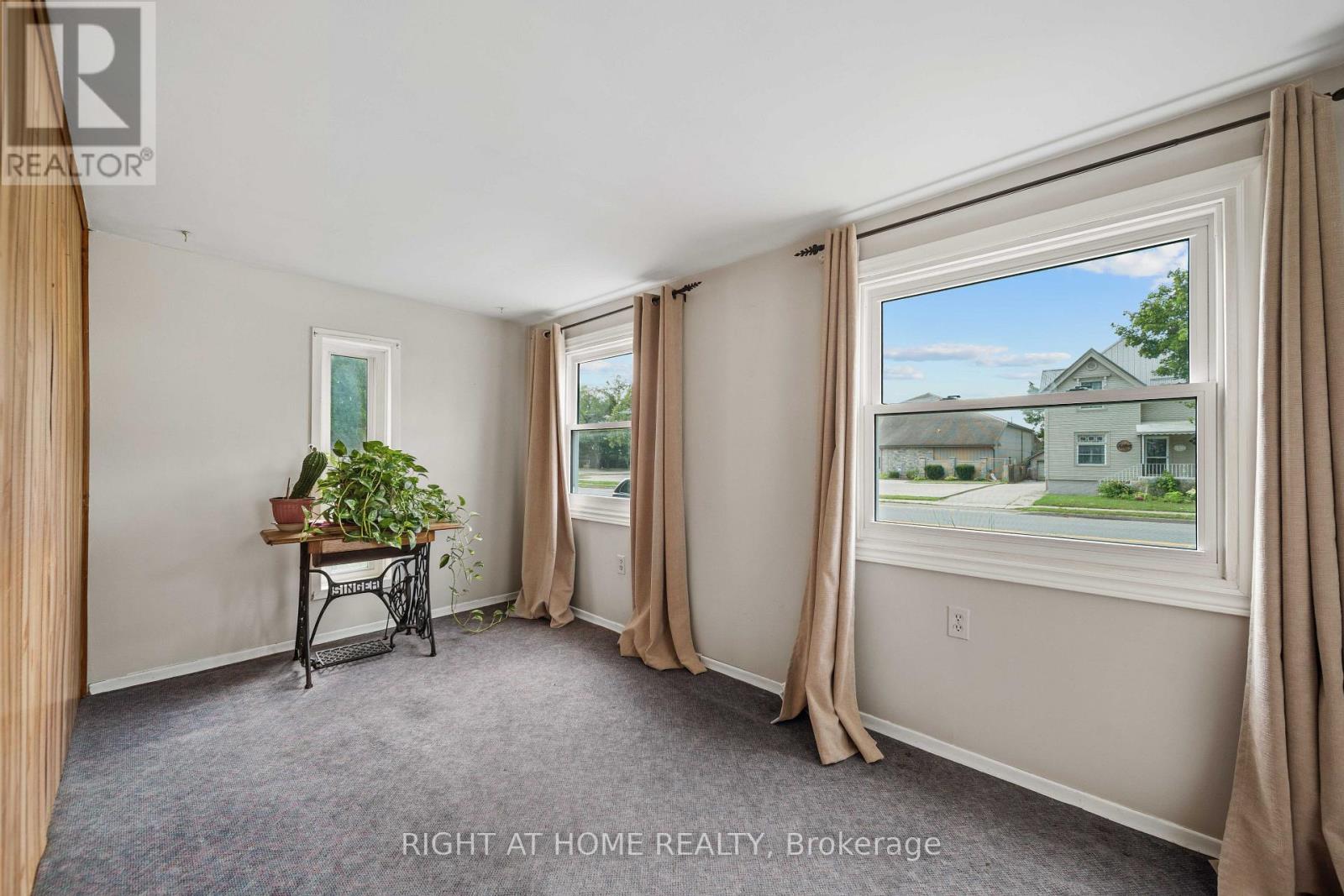 335 Talbot Street E Property Photo 3