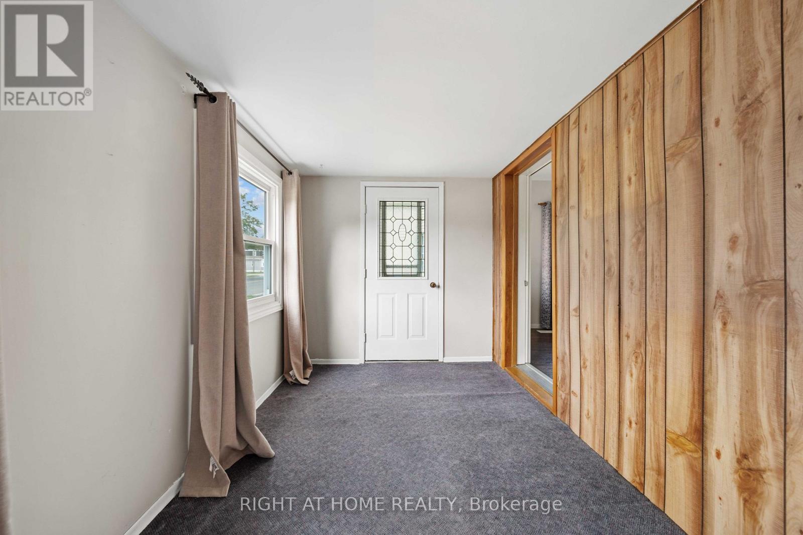 335 Talbot Street E Property Photo 4