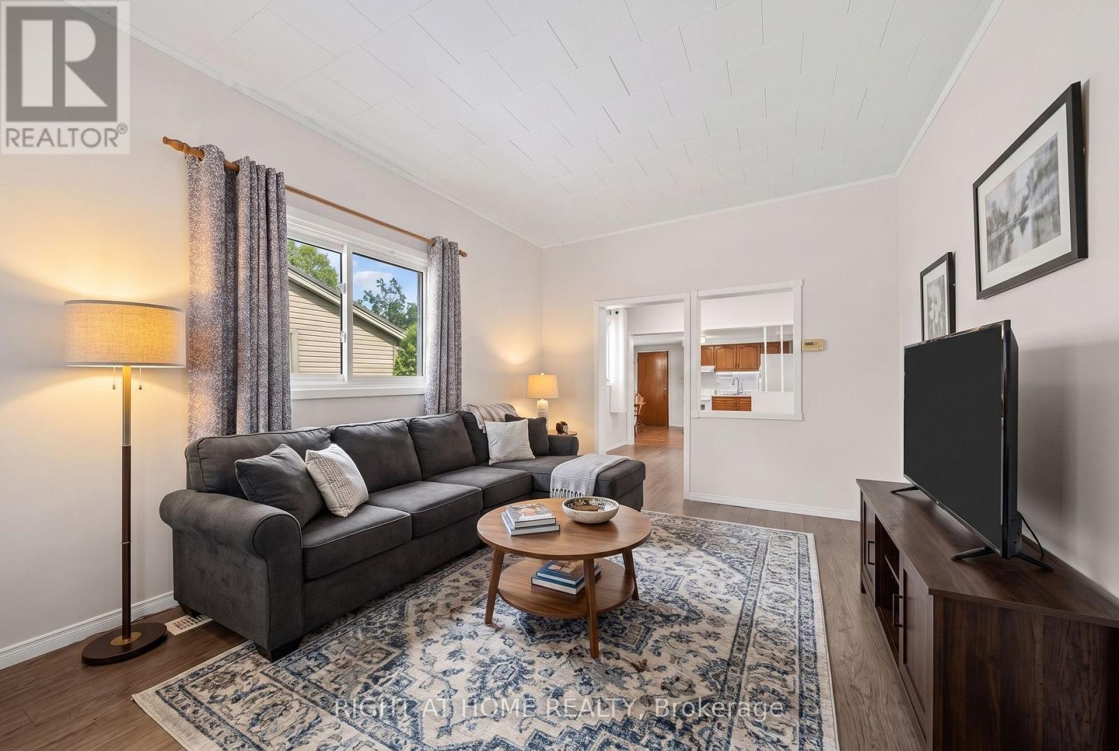 335 Talbot Street E Property Photo 5