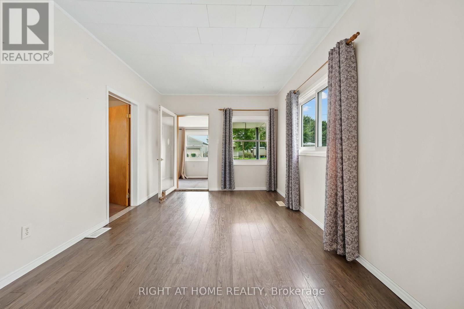 335 Talbot Street E Property Photo 6