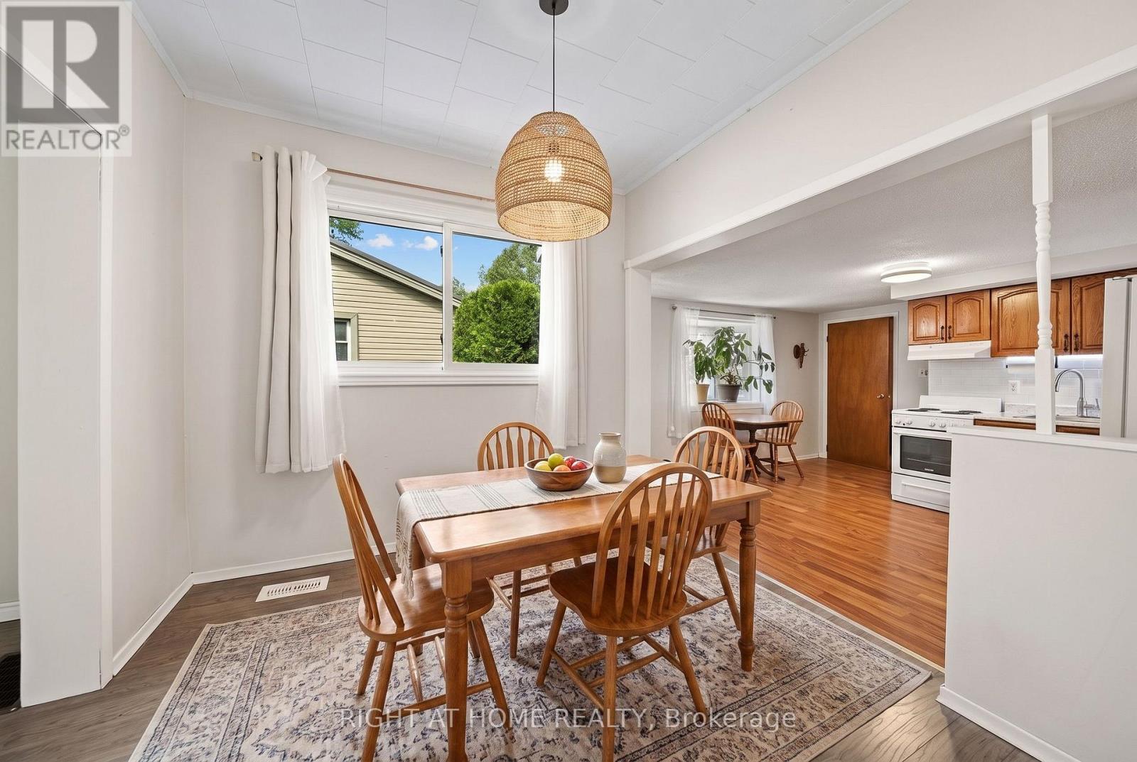 335 Talbot Street E Property Photo 7