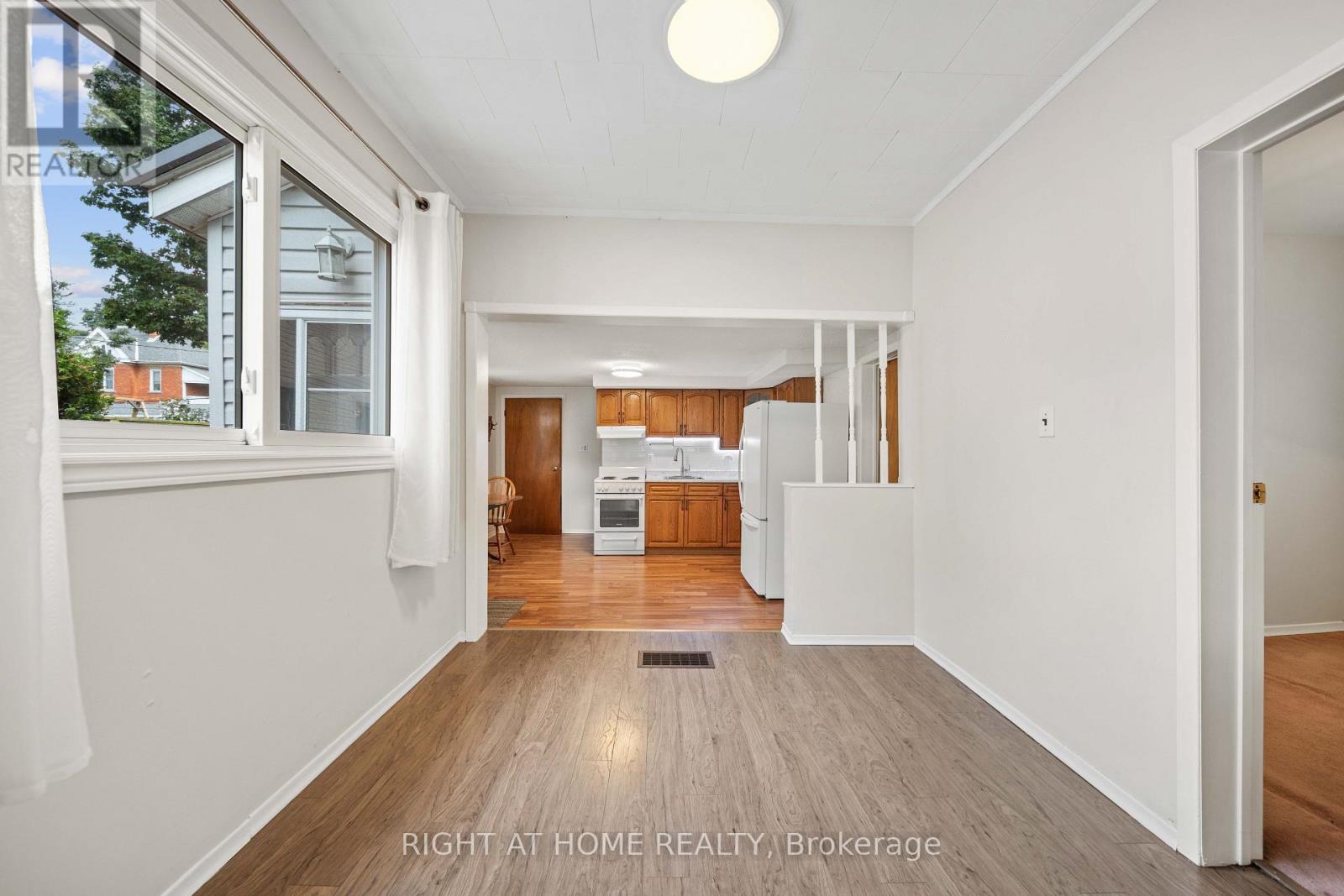 335 Talbot Street E Property Photo 8