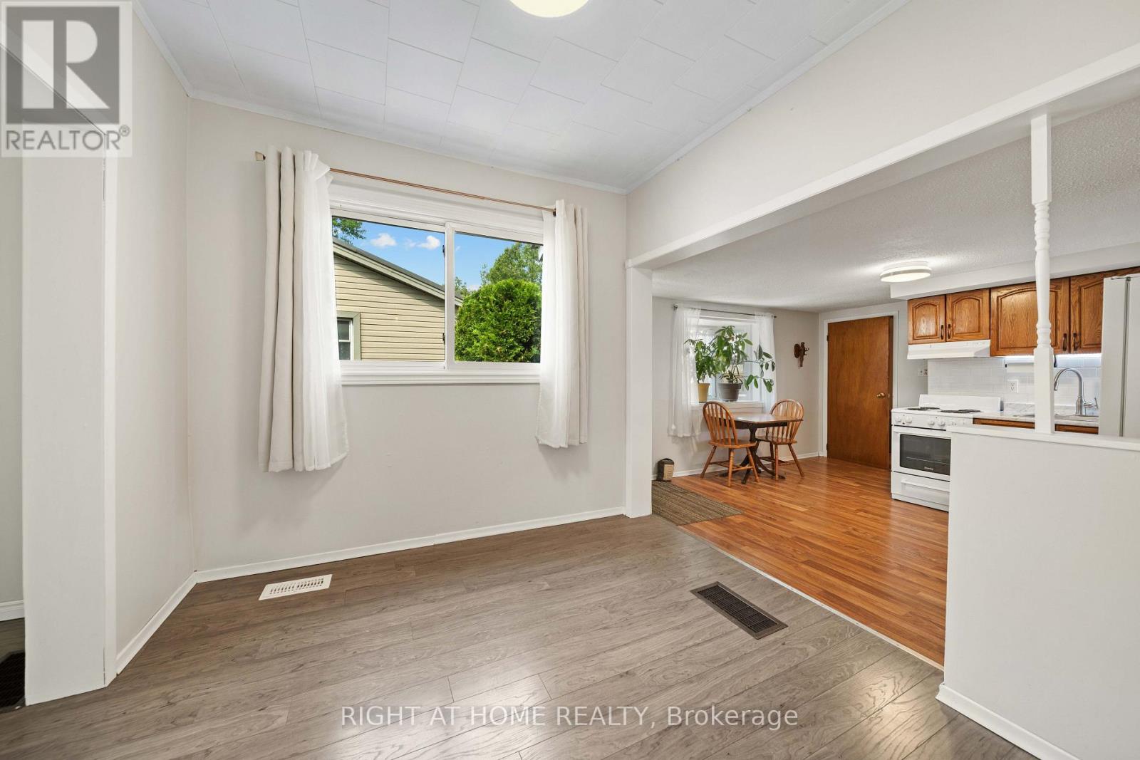 335 Talbot Street E Property Photo 9