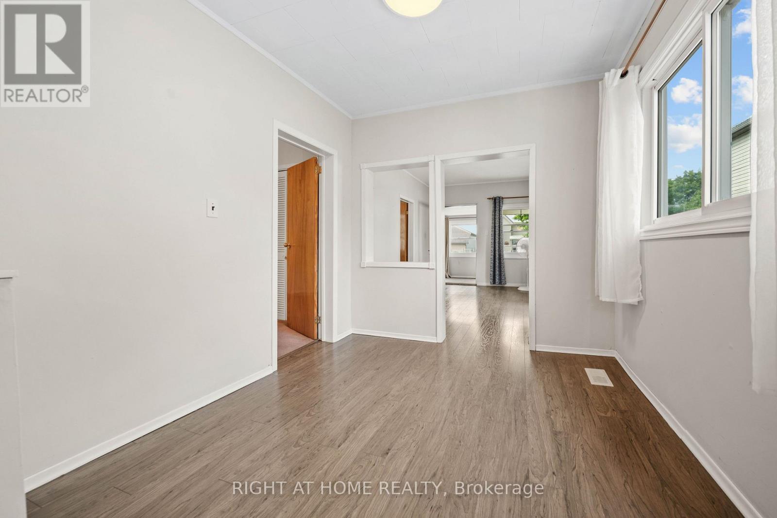 335 Talbot Street E Property Photo 10