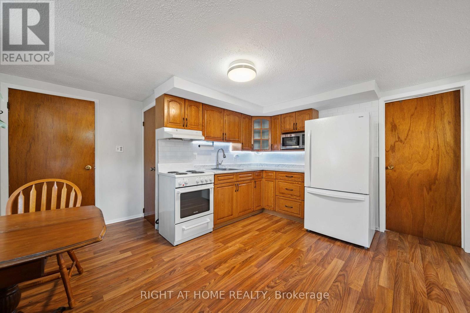 335 Talbot Street E Property Photo 11