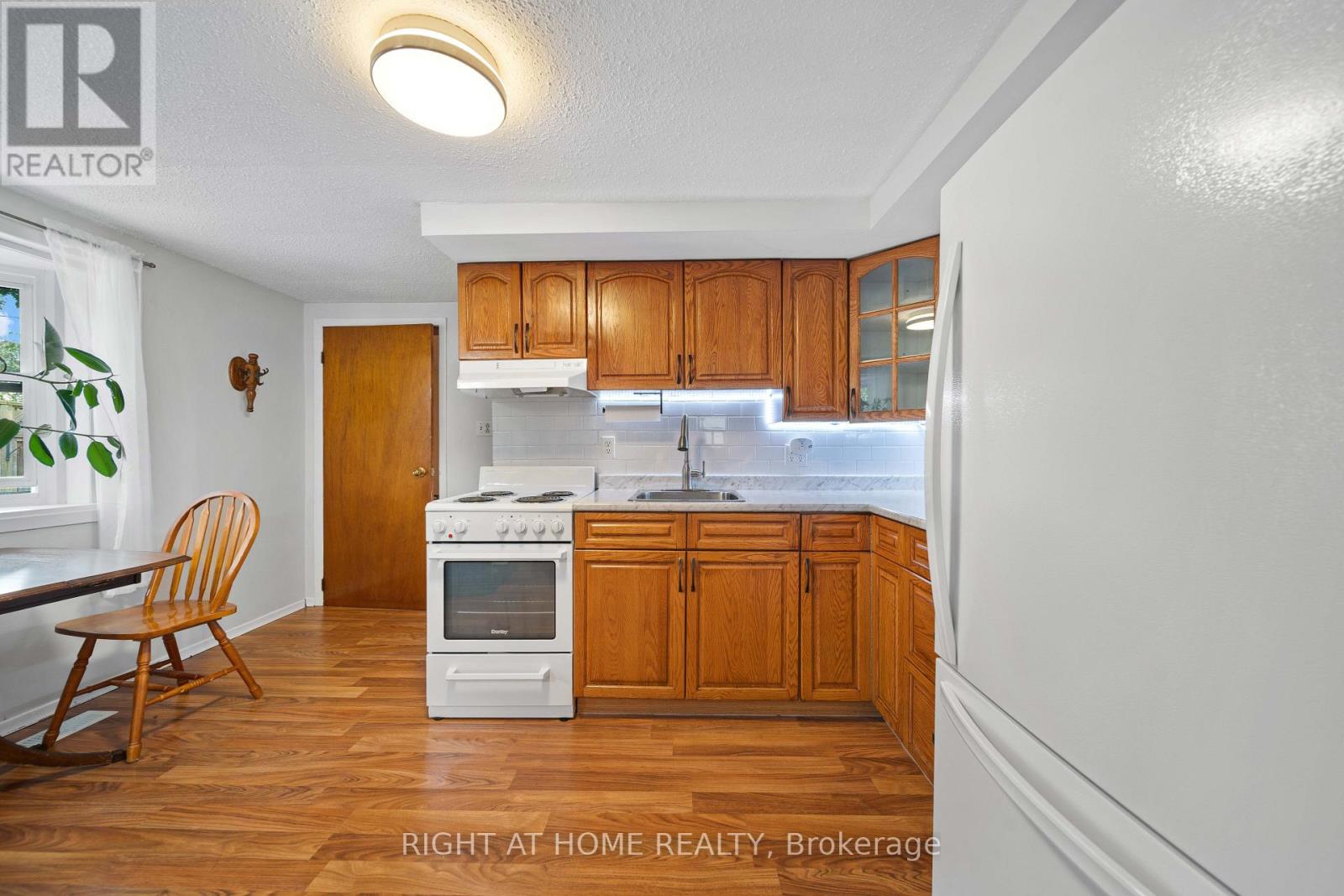 335 Talbot Street E Property Photo 13