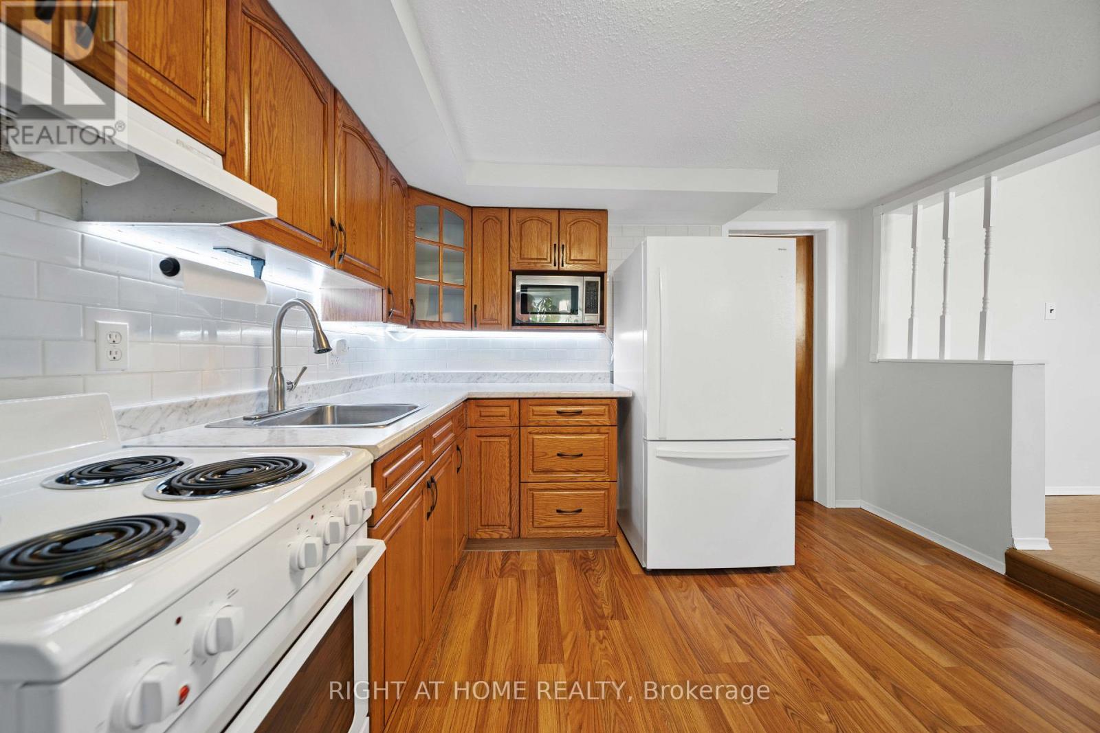 335 Talbot Street E Property Photo 14