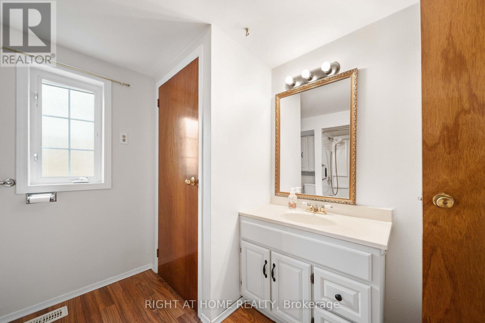 335 Talbot Street E Property Photo 17