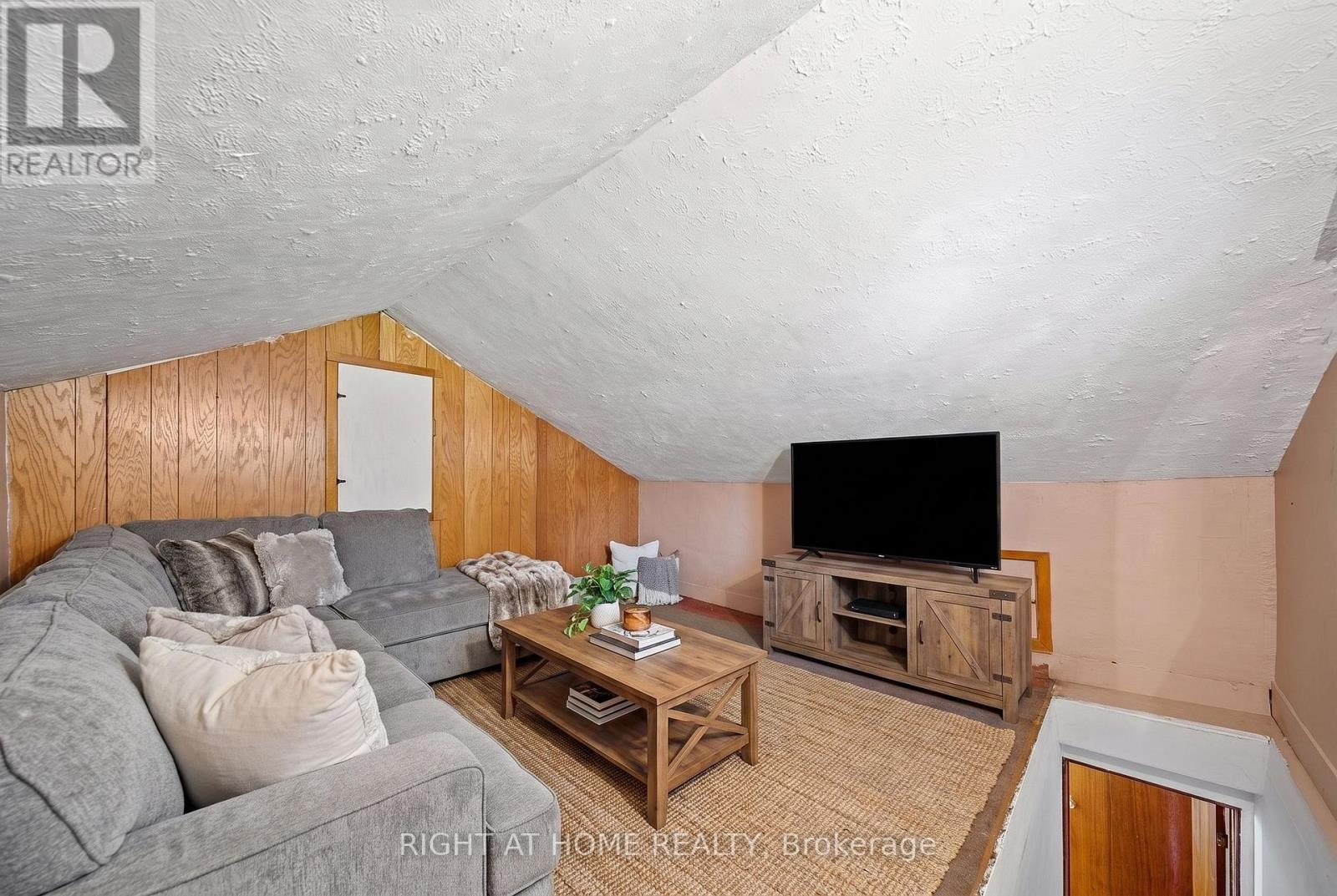 335 Talbot Street E Property Photo 22
