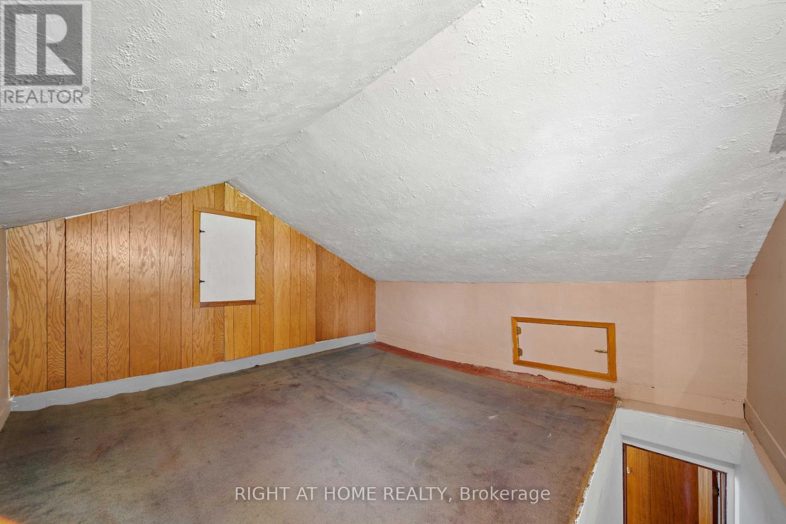 335 Talbot Street E Property Photo 24