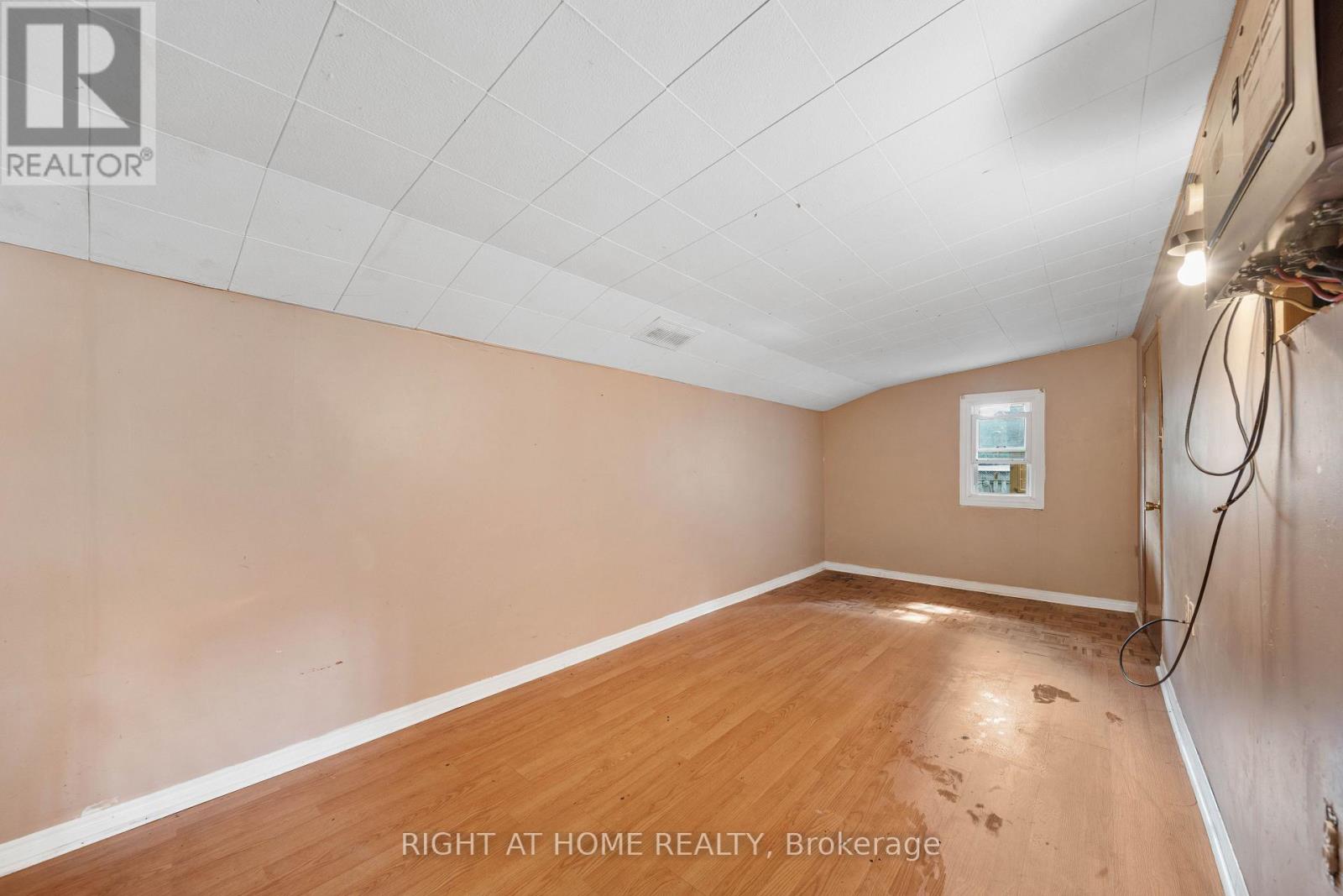 335 Talbot Street E Property Photo 26