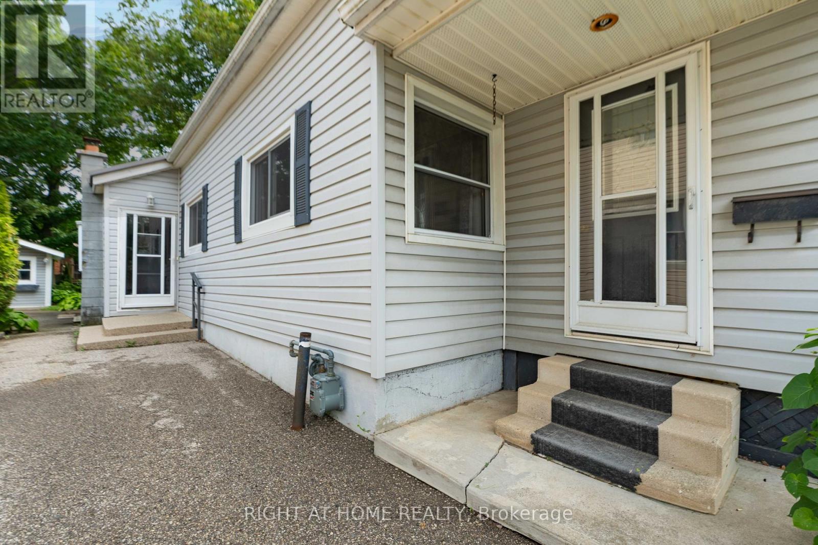 335 Talbot Street E Property Photo 34