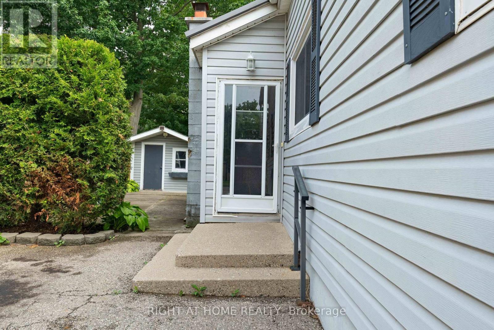 335 Talbot Street E Property Photo 35
