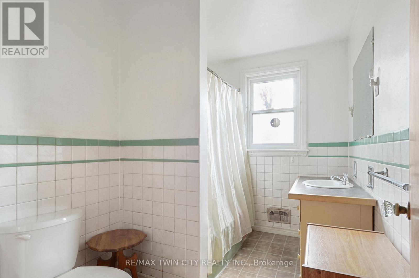 66 Walter Avenue N Property Photo 27