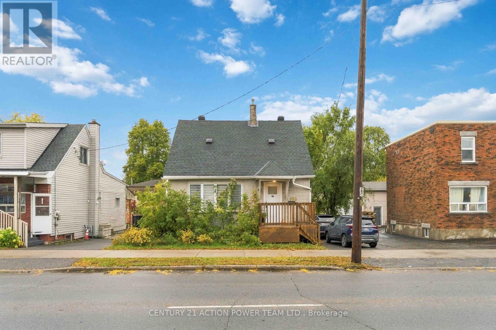 660 St Laurent Boulevard Property Photo 3