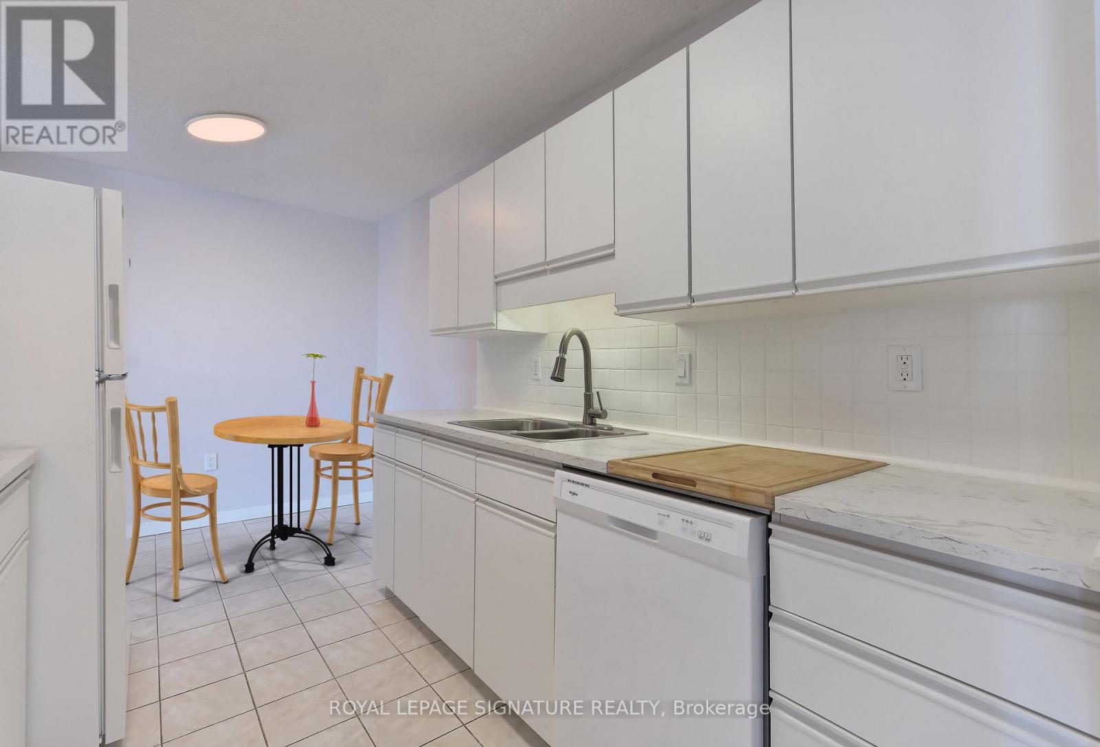 607 - 19 Woodlawn Road E Property Photo 11