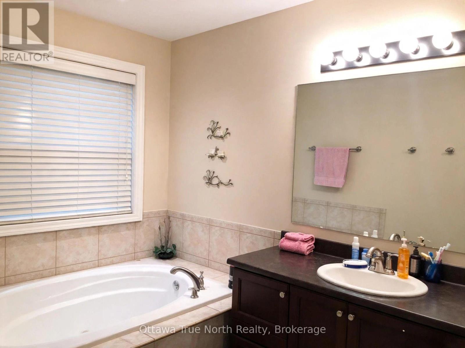 437 Celtic Ridge Crescent Property Photo 11